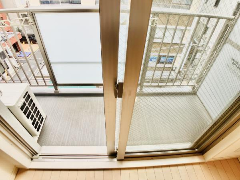 ８階建ての建物の５階にあるお部屋です。