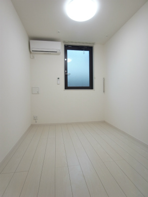 南向きの腰高の窓があります。