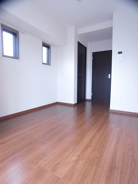 窓が多く光が入りやすいです。