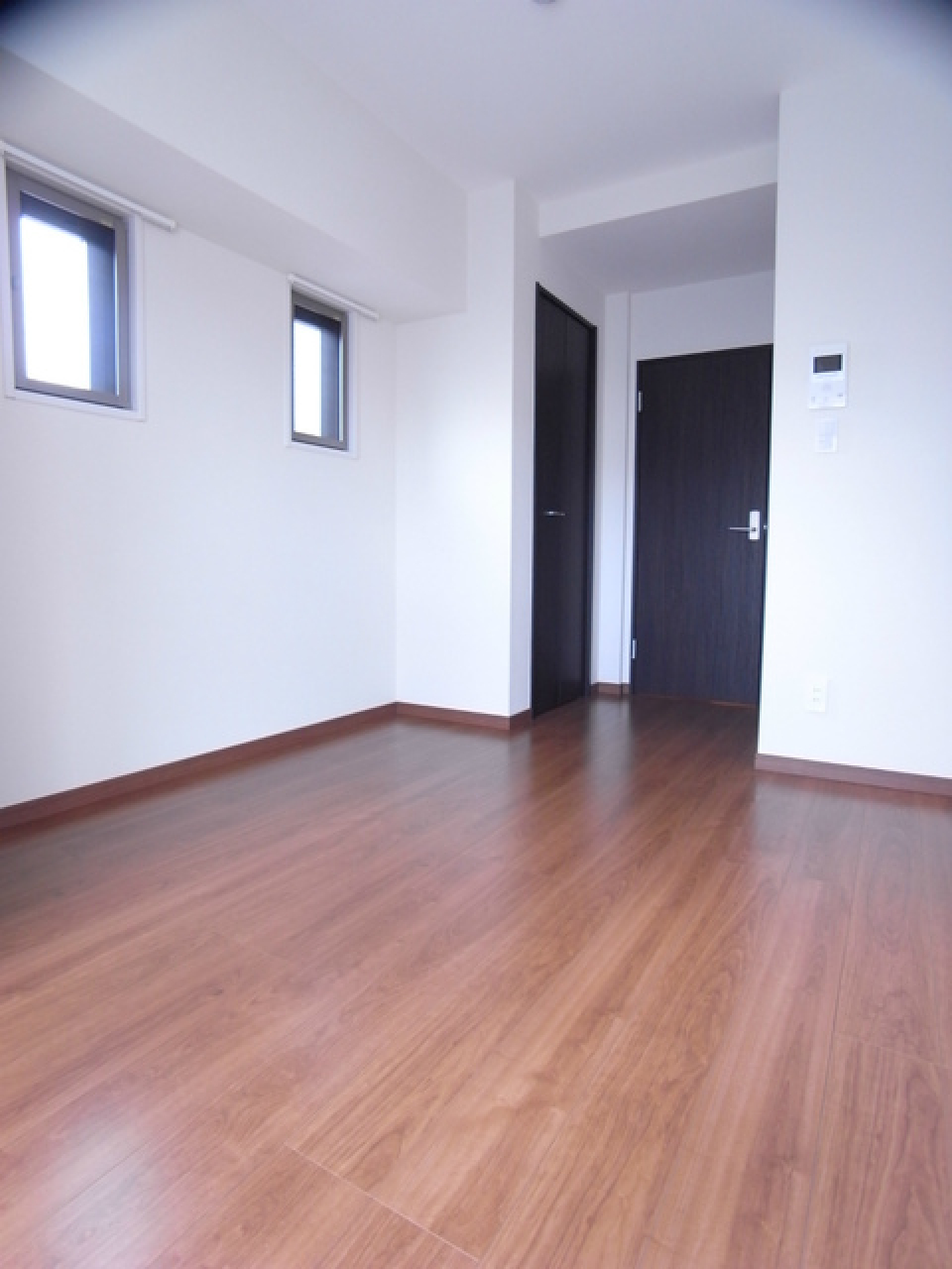 窓が多く光が入りやすいです。