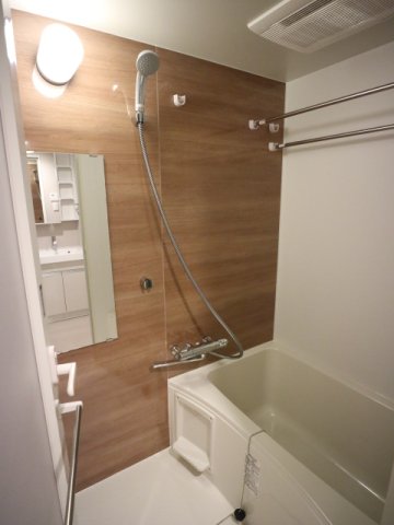 ナチュラルテイストなパネルが採用された浴室。※参考写真