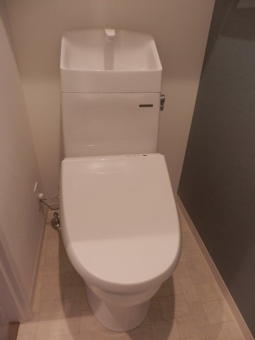 清潔感のある、ウォシュレット付きのトイレです。