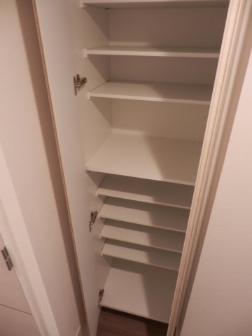 シューズクローゼットは、高さが変えられるので、お気に入りの靴に合わせて、高さを調整することができます。