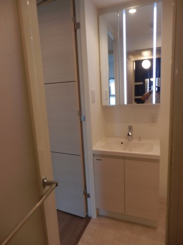 鏡の大きな独立洗面台です。