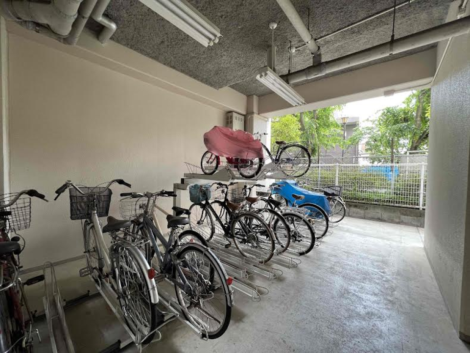 駐輪場が屋根付きなのは何気にポイント高いところ