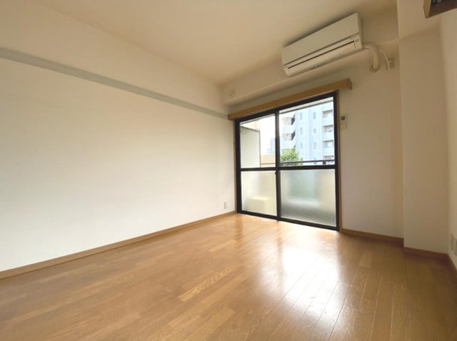 南向きの自然光が入る６．０帖の洋室です。