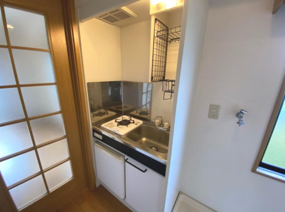 １口のガスコンロ。手の込んだ物を食べたい時は、外食で済ませてしまいましょう！