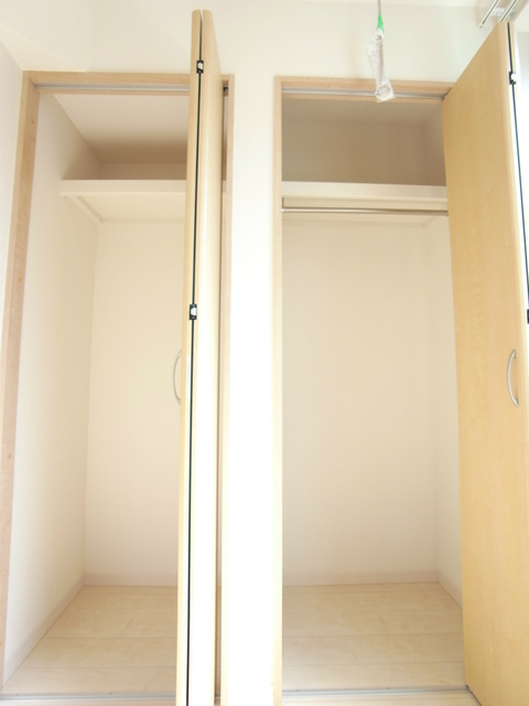 7.5帖の洋室には物入れ・クローゼットが付いています。