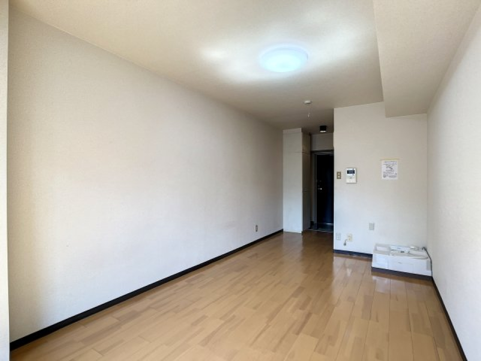 洋室に室内洗濯機置き場があります。