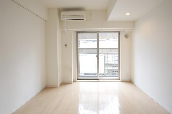 明るいトーンのフロアに白い壁のシンプルな内装です。