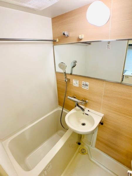 木目調のパネルが採用されたナチュラルな雰囲気が漂う浴室。