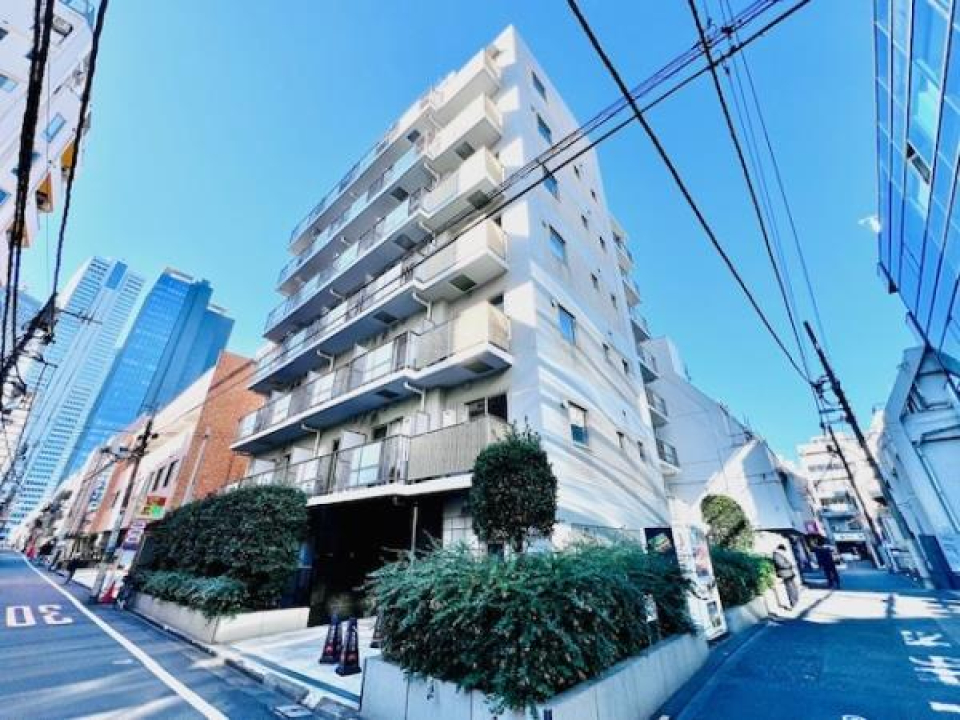 ８階建ての建物の３階にあるお部屋です。