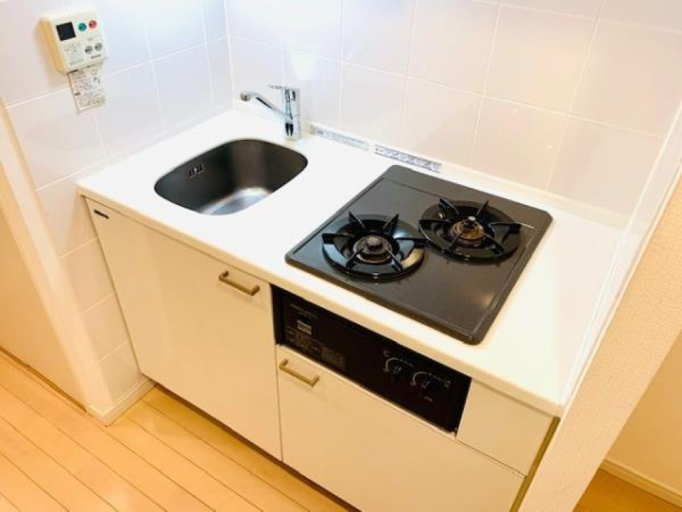 ２口のガスコンロにグリルがついたキッチン。