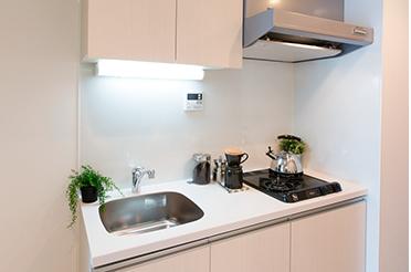 キッチンは２口コンロでレンジフードもついています。換気しやすく料理の幅も増えそうです。