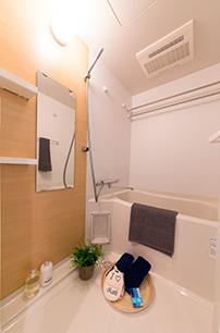 ナチュラルなパネルが採用された浴室。シャワーと浴槽が別々なのでリラックスして入浴できそうです。