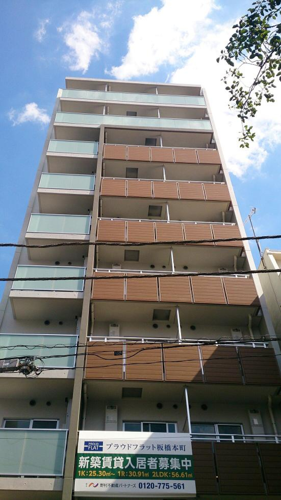 １０階建ての建物の最上階にあるお部屋です。