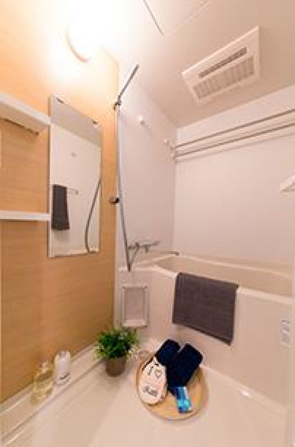 ナチュラルなパネルが採用された浴室。シャワーと浴槽が別々なのでリラックスして入浴できそうです。