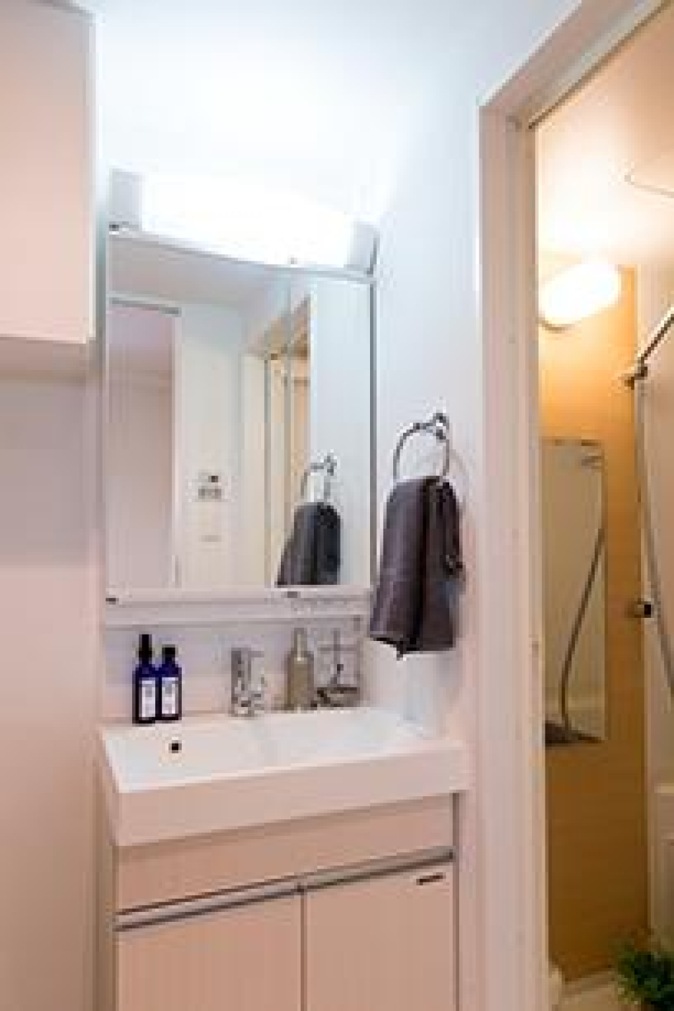 タオル掛けもついた洗面台。ちょっとした小物が生活の質を上げてくれます。