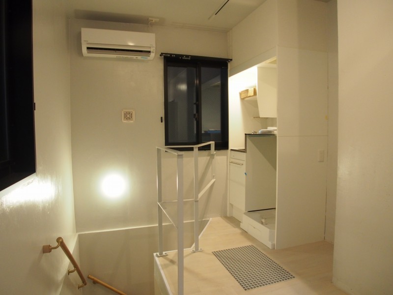 メゾネットタイプの1Kです。ホワイトベースの内装と、優しく照らしてくれる照明でリラックスできそうです。