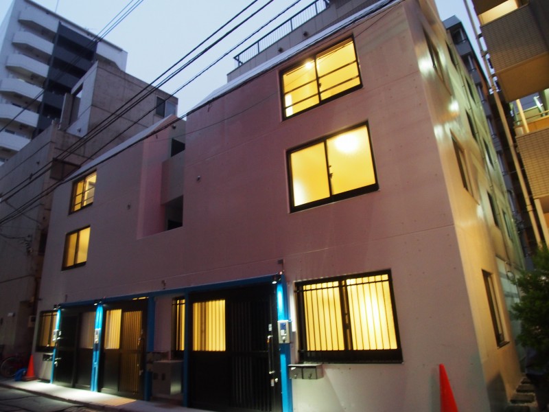 夜になるとちょっと違う顔を見せてくれる外観です。