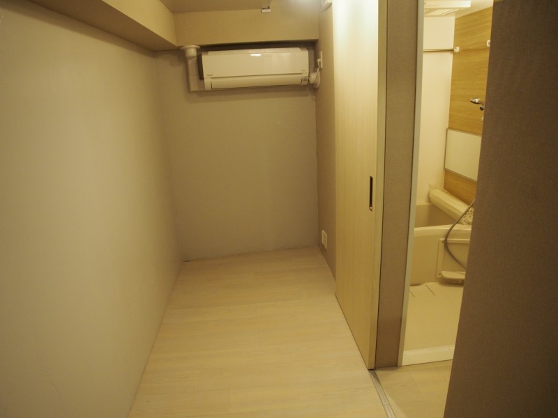 地下1階の居室です。エアコン付きなので除湿を使いこなすのがポイントです。