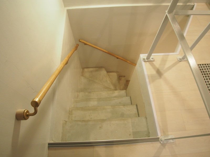 階段はコンクリ素材がそのまま活かされたデザインです。