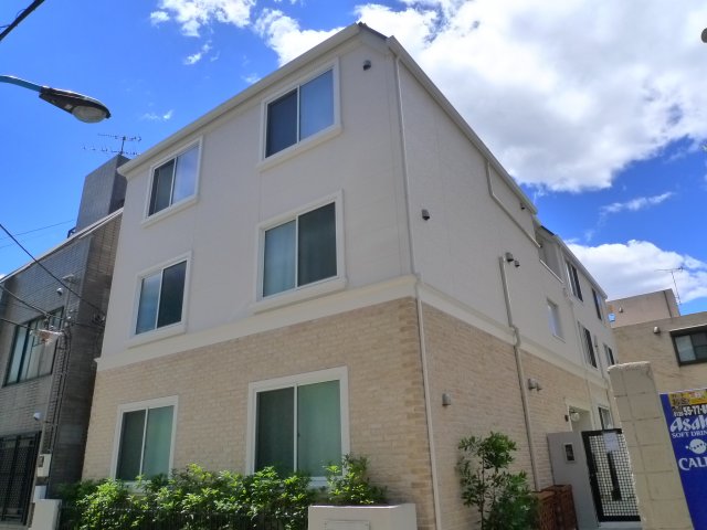 ホワイト&times;ベージュの配色が優しい雰囲気の外観です。