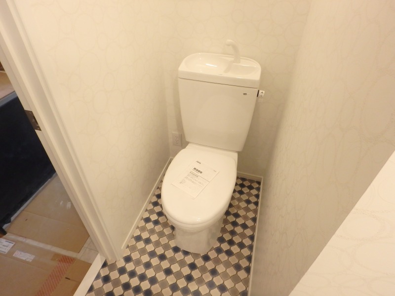 トイレです。洗面台同様、上品さとポップさを兼ね備えた印象で素敵です。