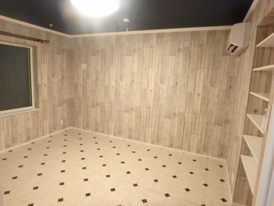 モノトーン部屋にもってこいの1K。インテリアも合わせて、シンプルだけど個性のあるこなれたお部屋に。