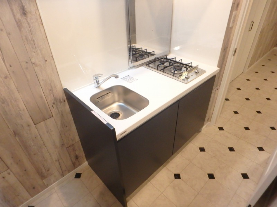 キッチンもモノトーンで統一されたデザインです。2口のガスコンロ付きです。