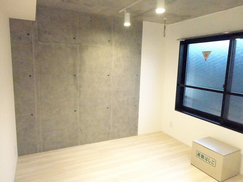 無機質なコンクリートの壁だから、観葉植物を置いたら映えそう