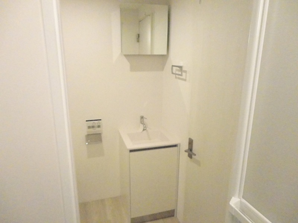 シンプルな真っ白な洗面台がいい。