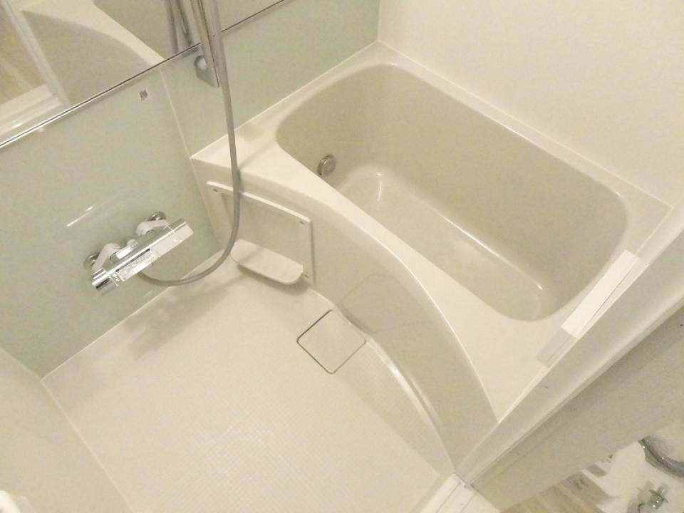 お風呂は浴室乾燥機付きなので、洗濯物も干せます