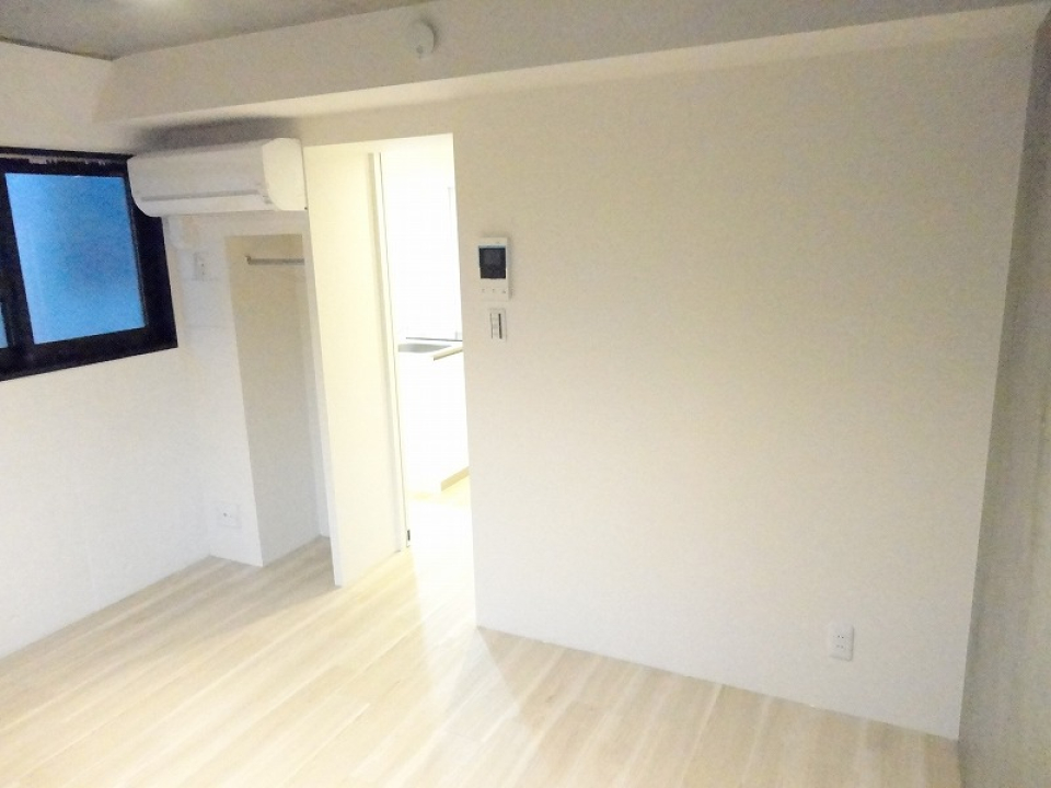 白い壁とフローリングだからインテリアもモノトーンが似合うかも