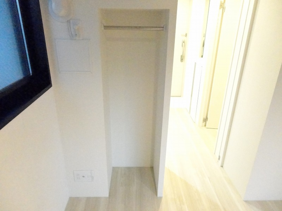 ハンガーラックのあるクローゼット付きだから、長さのある衣類はここに。