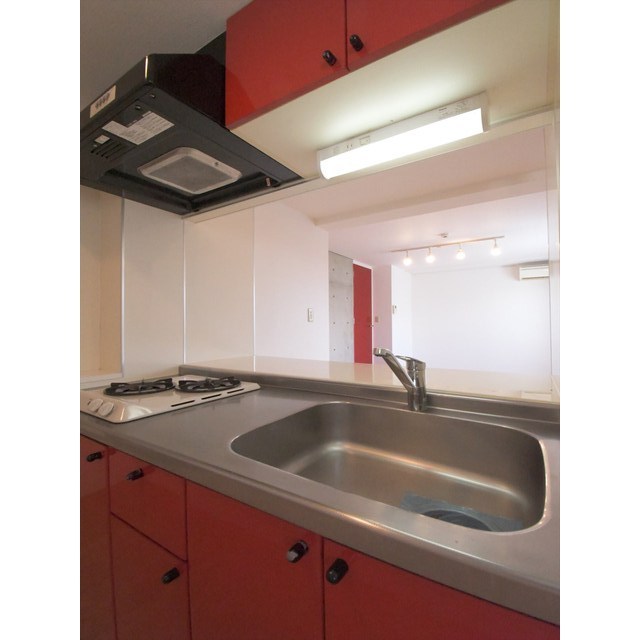 キッチンにも赤を添えて。料理にも愛情を添えて。