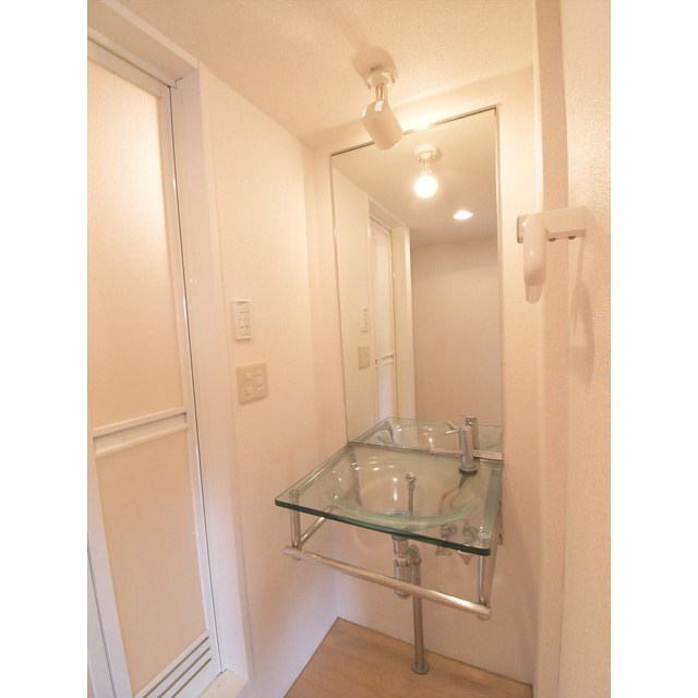 ガラスでできた洗面台。オシャレな手洗い空間です。