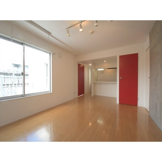 落ち着いたトーンの赤が、上品に散りばめられた大人っぽい雰囲気のお部屋です。