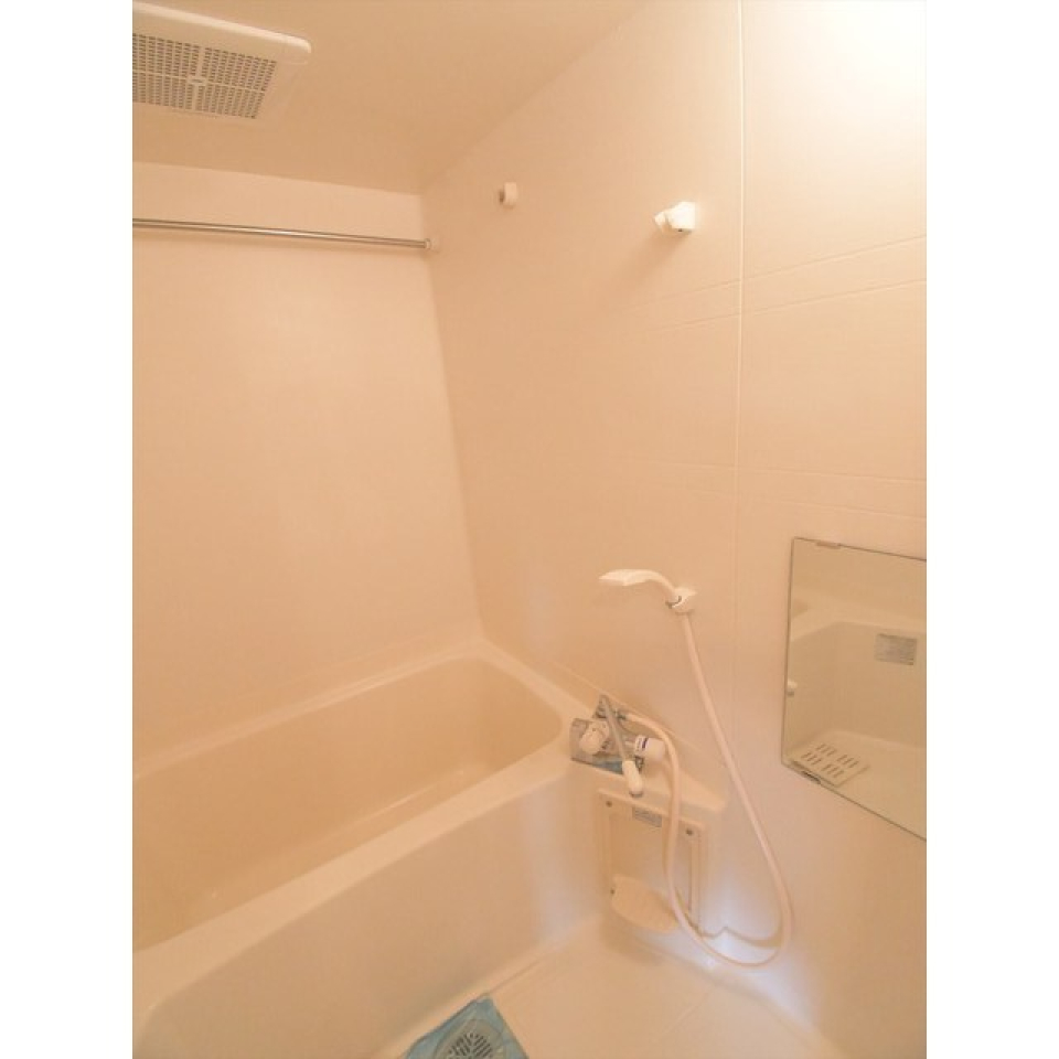 浴室乾燥機付きのバスルームです。