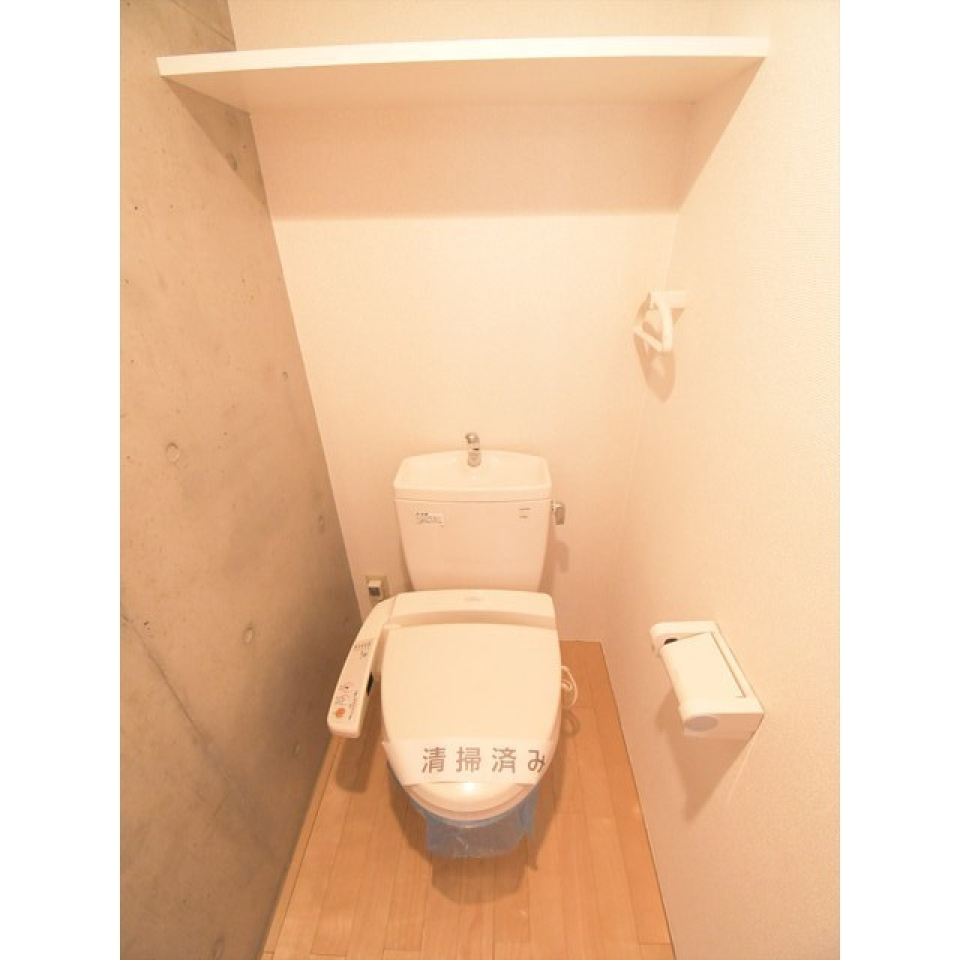 清潔感のあるトイレはウォシュレット付きです。