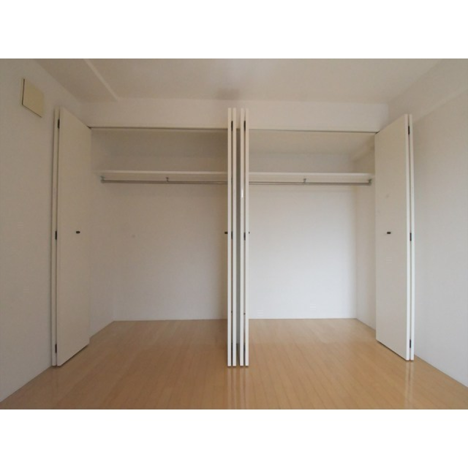 収納スペースは2つあり、上段にも収納が出来るので、シーズンオフのものや、旅行用バッグなども収納出来そうですね！