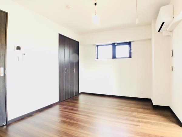 角部屋なので北側にも小さな窓があります。