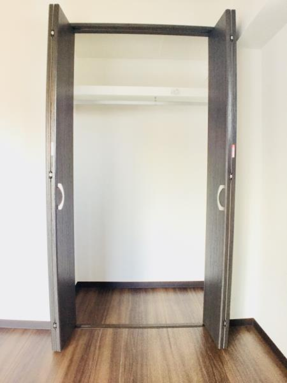 長い丈の洋服も片付けることができるクローゼット。