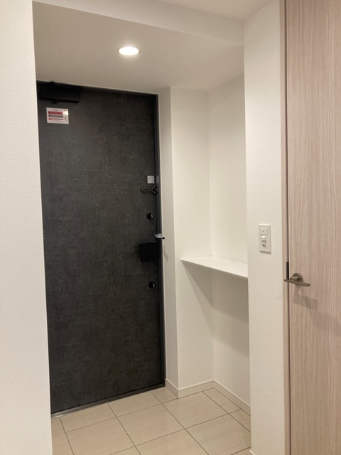 玄関横にはちょっと小物や植物を置いて、気持ちよくお出迎えしたいですね。※写真は同タイプ住戸です。