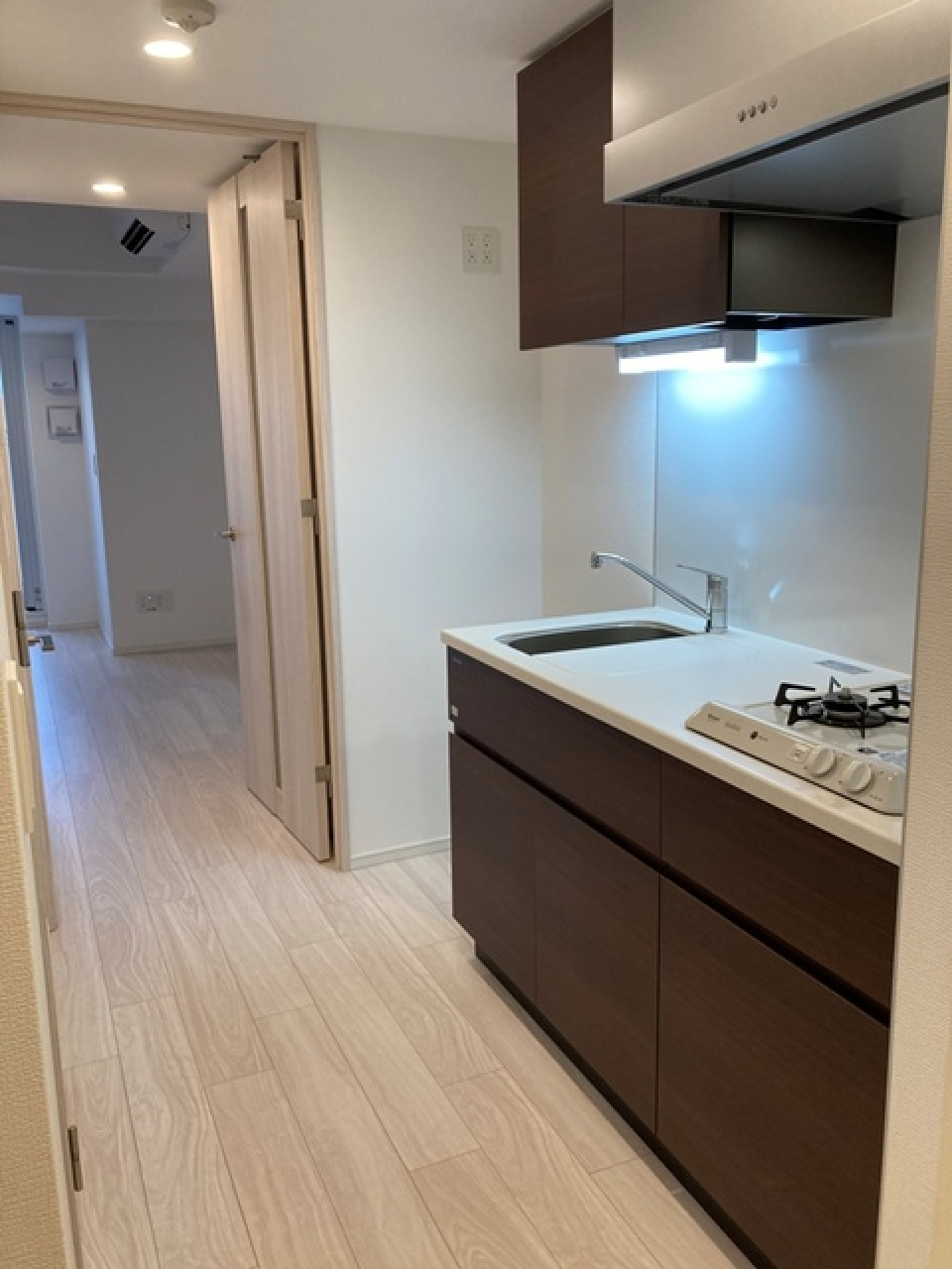 ブラウンのパネルが採用されたキッチン。※写真は同タイプ住戸です。