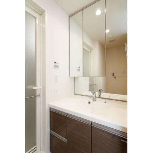 大きな鏡の洗面台。鏡の裏にも収納できそうです。
※写真は同タイプ住戸です。