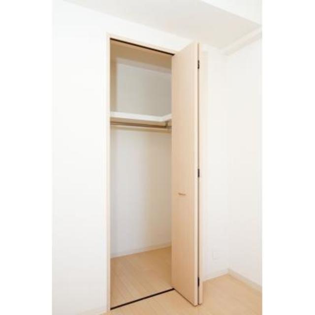 収納スペースは上段に物を置けるので、旅行バックなど入れるのも◎
※写真は同タイプ住戸です。