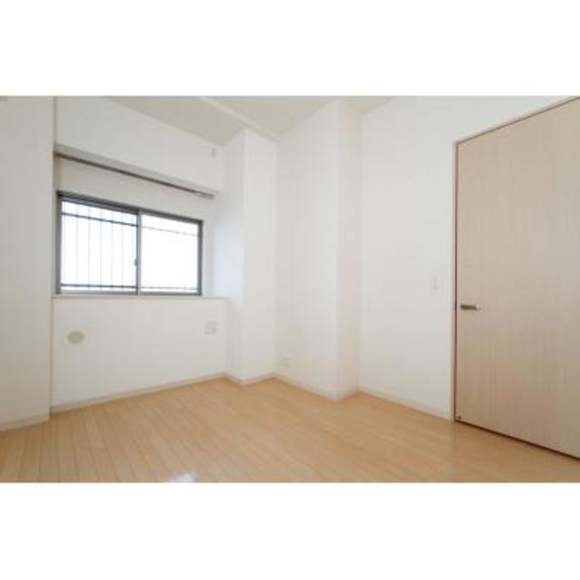 ベッドルームは約5.4帖。
小窓がついていて、物を置けそうなスペースがあります。
※写真は同タイプ住戸です。