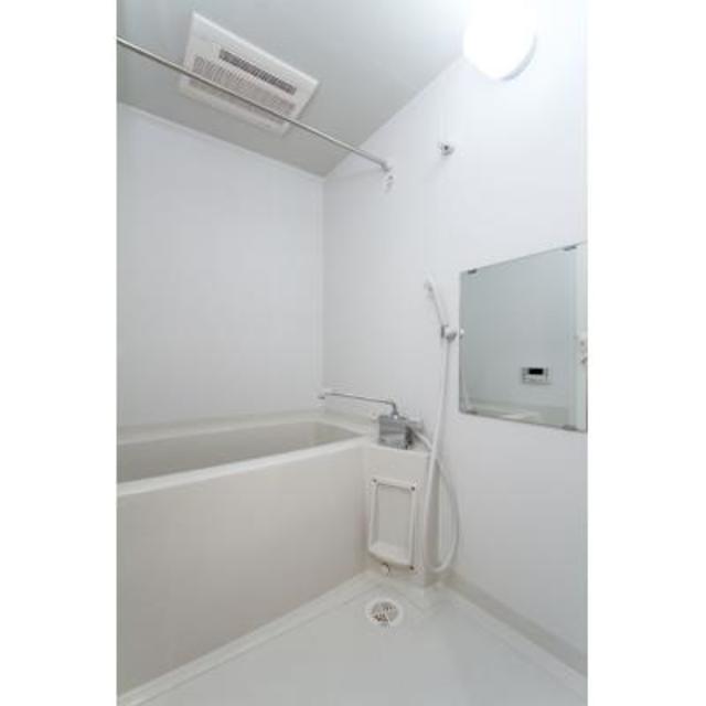 浴室乾燥機付きのバスルーム。
※写真は同タイプ住戸です。