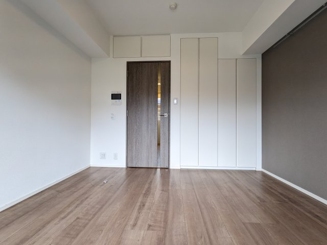 木目調のフロアにモノクロの壁紙。